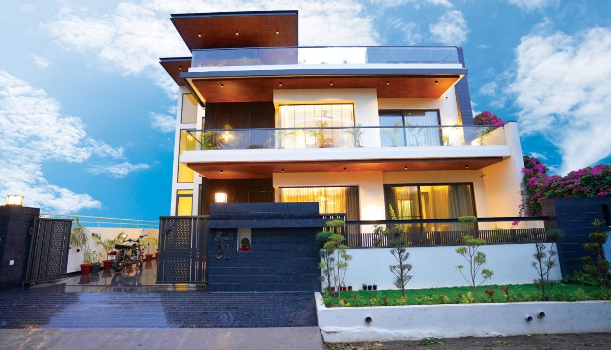 Floating Roof House: Duplex with Internal Courtyard